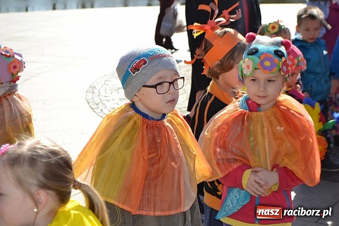 Zdjęcie w galerii na portalu naszraciborz.pl: Przedszkolne pożegnanie zimy i przywitanie wiosny w parku Roth wiadomości z regionu