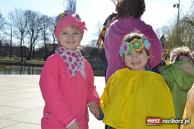 Zdjęcie w galerii na portalu naszraciborz.pl: Przedszkolne pożegnanie zimy i przywitanie wiosny w parku Roth wiadomości z regionu