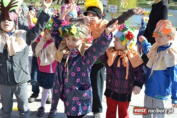 Zdjęcie w galerii na portalu naszraciborz.pl: Przedszkolne pożegnanie zimy i przywitanie wiosny w parku Roth wiadomości z regionu