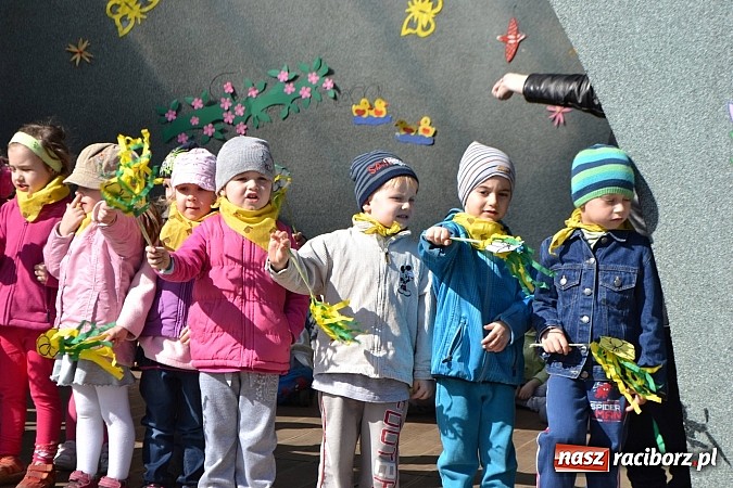 Zdjęcie w galerii na portalu naszraciborz.pl: Przedszkolne pożegnanie zimy i przywitanie wiosny w parku Roth wiadomości z regionu