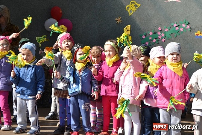 Zdjęcie w galerii na portalu naszraciborz.pl: Przedszkolne pożegnanie zimy i przywitanie wiosny w parku Roth wiadomości z regionu