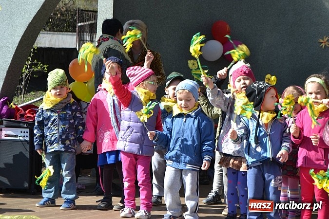 Zdjęcie w galerii na portalu naszraciborz.pl: Przedszkolne pożegnanie zimy i przywitanie wiosny w parku Roth wiadomości z regionu