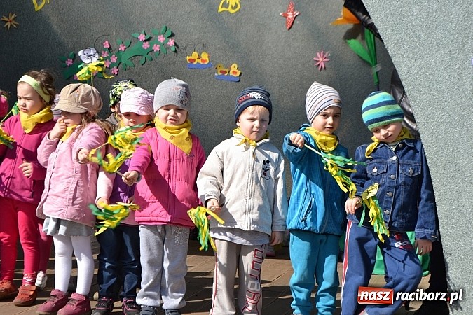 Zdjęcie w galerii na portalu naszraciborz.pl: Przedszkolne pożegnanie zimy i przywitanie wiosny w parku Roth wiadomości z regionu