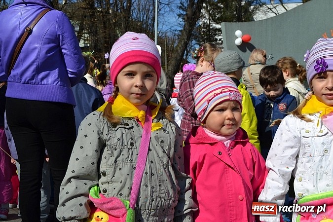 Zdjęcie w galerii na portalu naszraciborz.pl: Przedszkolne pożegnanie zimy i przywitanie wiosny w parku Roth wiadomości z regionu