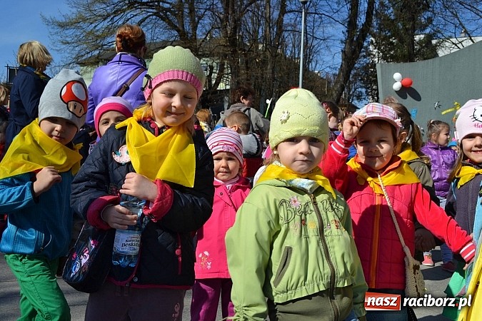 Zdjęcie w galerii na portalu naszraciborz.pl: Przedszkolne pożegnanie zimy i przywitanie wiosny w parku Roth wiadomości z regionu