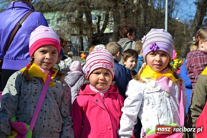 Zdjęcie w galerii na portalu naszraciborz.pl: Przedszkolne pożegnanie zimy i przywitanie wiosny w parku Roth wiadomości z regionu