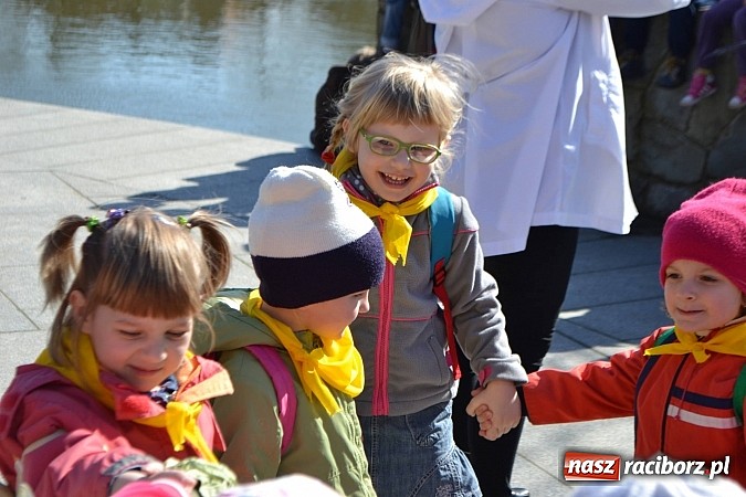 Zdjęcie w galerii na portalu naszraciborz.pl: Przedszkolne pożegnanie zimy i przywitanie wiosny w parku Roth wiadomości z regionu