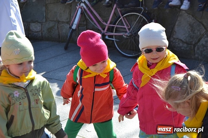 Zdjęcie w galerii na portalu naszraciborz.pl: Przedszkolne pożegnanie zimy i przywitanie wiosny w parku Roth wiadomości z regionu