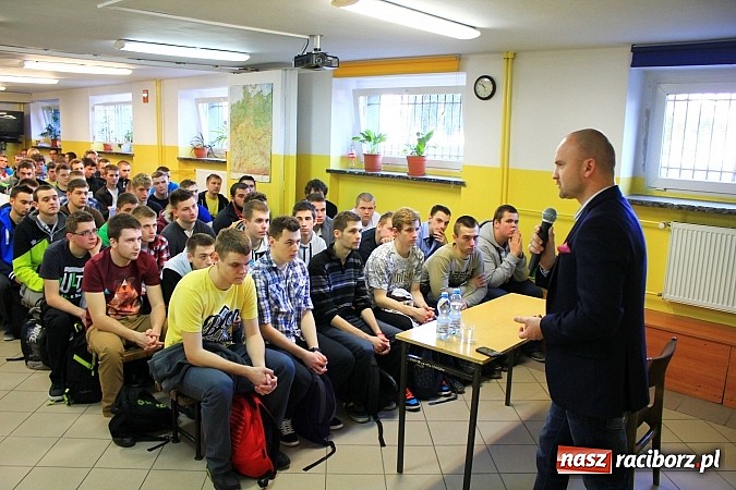 Zdjęcie w galerii na portalu naszraciborz.pl: Pogromca Poczty Polskiej do uczniów Mechanika: W biznesie trzeba mieć szczęście wiadomości z regionu