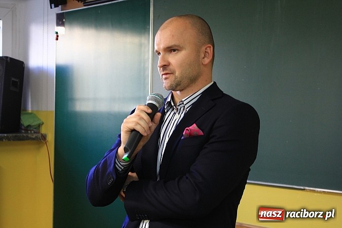 Zdjęcie w galerii na portalu naszraciborz.pl: Pogromca Poczty Polskiej do uczniów Mechanika: W biznesie trzeba mieć szczęście wiadomości z regionu