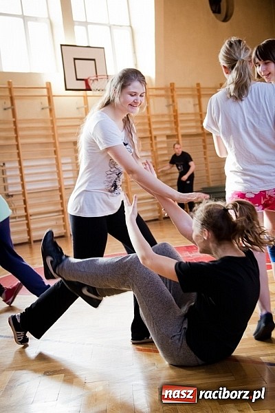 Zdjęcie w galerii na portalu naszraciborz.pl: Dzień Wagarowicza w I LO z lekcją samoobrony  wiadomości z regionu