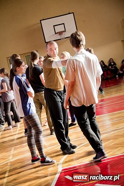 Zdjęcie w galerii na portalu naszraciborz.pl: Dzień Wagarowicza w I LO z lekcją samoobrony  wiadomości z regionu