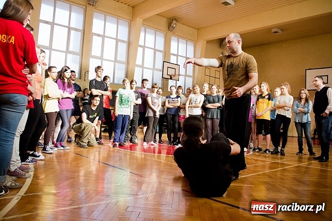 Zdjęcie w galerii na portalu naszraciborz.pl: Dzień Wagarowicza w I LO z lekcją samoobrony  wiadomości z regionu
