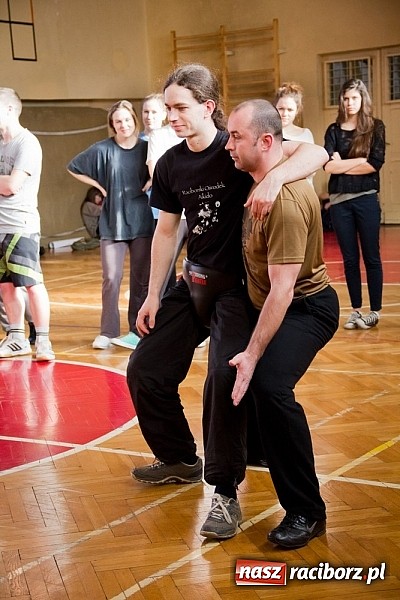 Zdjęcie w galerii na portalu naszraciborz.pl: Dzień Wagarowicza w I LO z lekcją samoobrony  wiadomości z regionu