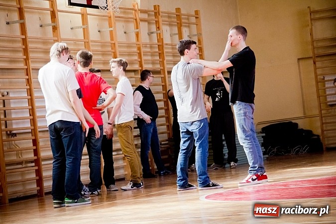 Zdjęcie w galerii na portalu naszraciborz.pl: Dzień Wagarowicza w I LO z lekcją samoobrony  wiadomości z regionu