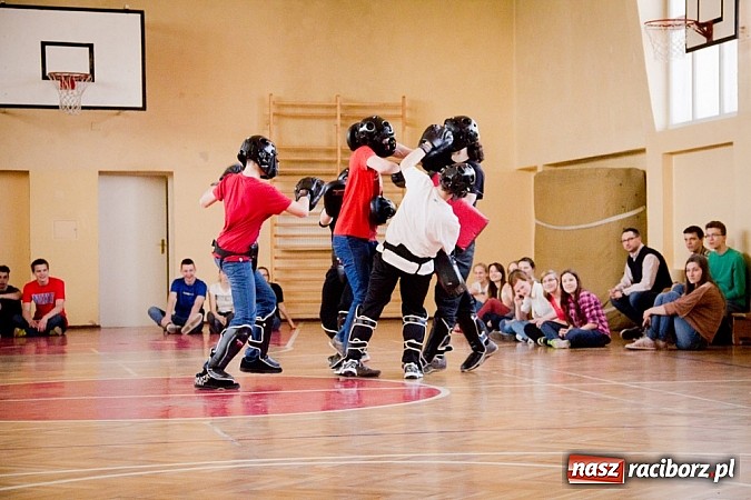 Zdjęcie w galerii na portalu naszraciborz.pl: Dzień Wagarowicza w I LO z lekcją samoobrony  wiadomości z regionu