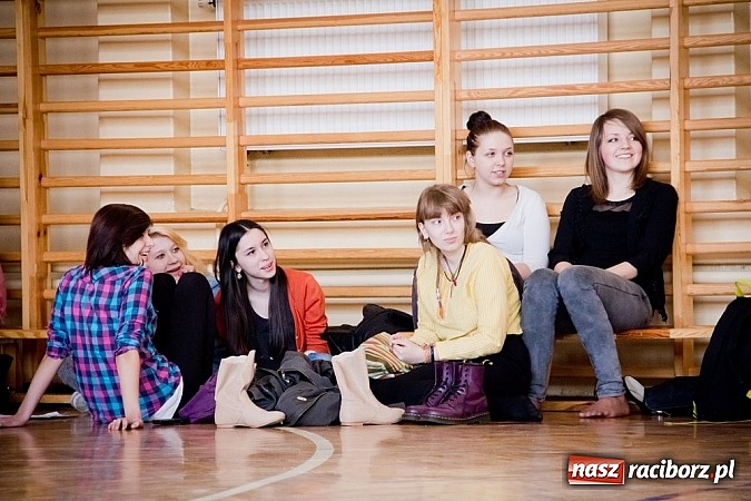 Zdjęcie w galerii na portalu naszraciborz.pl: Dzień Wagarowicza w I LO z lekcją samoobrony  wiadomości z regionu