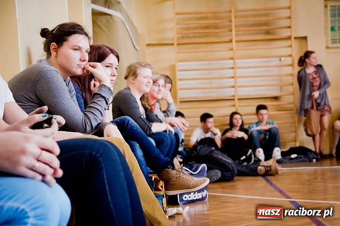 Zdjęcie w galerii na portalu naszraciborz.pl: Dzień Wagarowicza w I LO z lekcją samoobrony  wiadomości z regionu