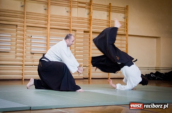 Zdjęcie w galerii na portalu naszraciborz.pl: Dzień Wagarowicza w I LO z lekcją samoobrony  wiadomości z regionu