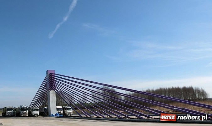 Zdjęcie w galerii na portalu naszraciborz.pl: Ciężar&oacute;wki o masie 2490 ton na moście w Mszanie nad autostradą A1 wiadomości z regionu