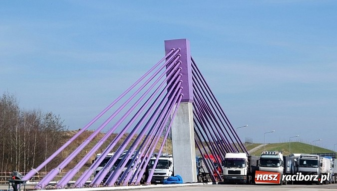 Zdjęcie w galerii na portalu naszraciborz.pl: Ciężar&oacute;wki o masie 2490 ton na moście w Mszanie nad autostradą A1 wiadomości z regionu