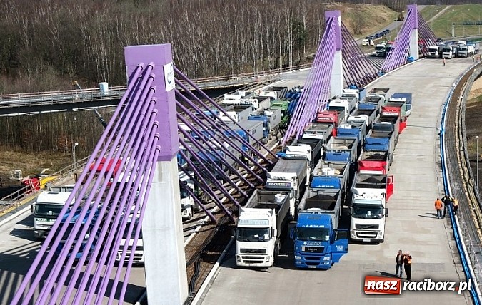 Zdjęcie w galerii na portalu naszraciborz.pl: Ciężar&oacute;wki o masie 2490 ton na moście w Mszanie nad autostradą A1 wiadomości z regionu