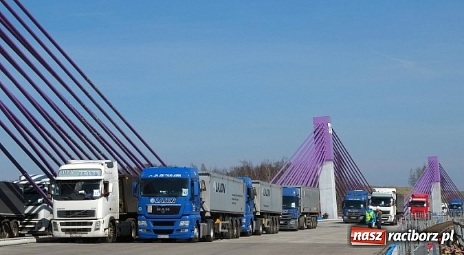 Zdjęcie w galerii na portalu naszraciborz.pl: Ciężar&oacute;wki o masie 2490 ton na moście w Mszanie nad autostradą A1 wiadomości z regionu