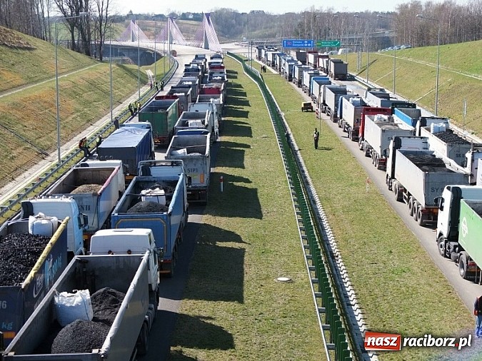 Zdjęcie w galerii na portalu naszraciborz.pl: Ciężar&oacute;wki o masie 2490 ton na moście w Mszanie nad autostradą A1 wiadomości z regionu