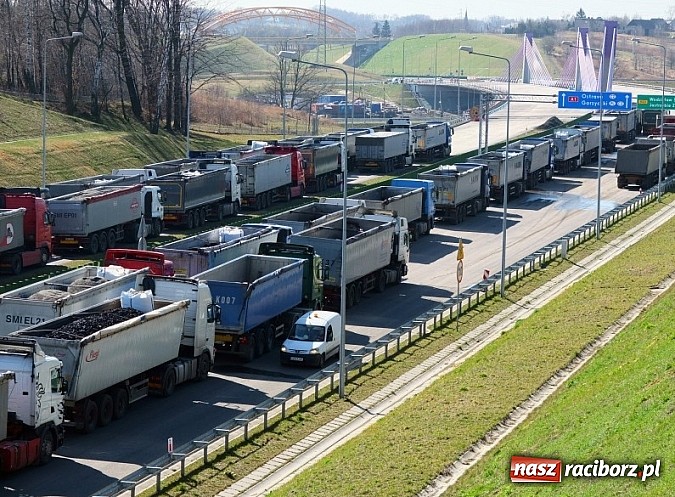 Zdjęcie w galerii na portalu naszraciborz.pl: Ciężar&oacute;wki o masie 2490 ton na moście w Mszanie nad autostradą A1 wiadomości z regionu