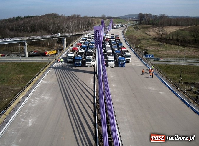 Zdjęcie w galerii na portalu naszraciborz.pl: Ciężar&oacute;wki o masie 2490 ton na moście w Mszanie nad autostradą A1 wiadomości z regionu
