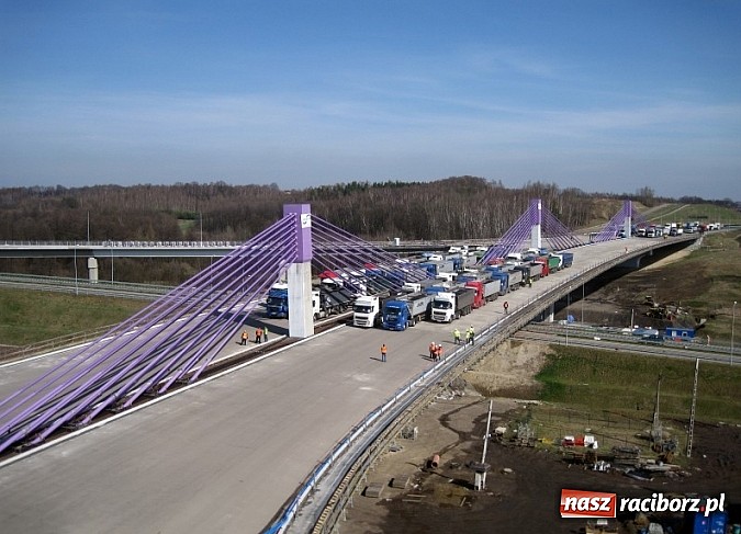 Zdjęcie w galerii na portalu naszraciborz.pl: Ciężar&oacute;wki o masie 2490 ton na moście w Mszanie nad autostradą A1 wiadomości z regionu