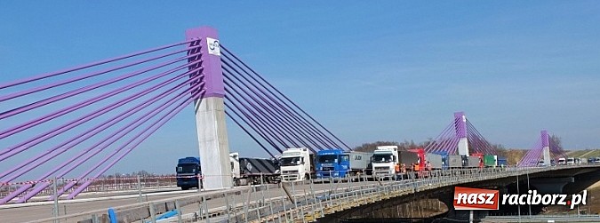 Zdjęcie w galerii na portalu naszraciborz.pl: Ciężar&oacute;wki o masie 2490 ton na moście w Mszanie nad autostradą A1 wiadomości z regionu