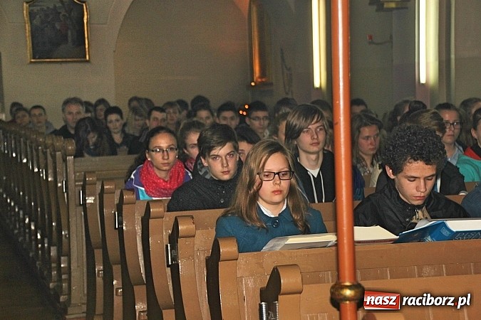 Zdjęcie w galerii na portalu naszraciborz.pl: Dekanalne spotkanie młodzieży z biskupem wiadomości z regionu