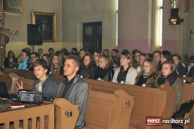 Zdjęcie w galerii na portalu naszraciborz.pl: Dekanalne spotkanie młodzieży z biskupem wiadomości z regionu