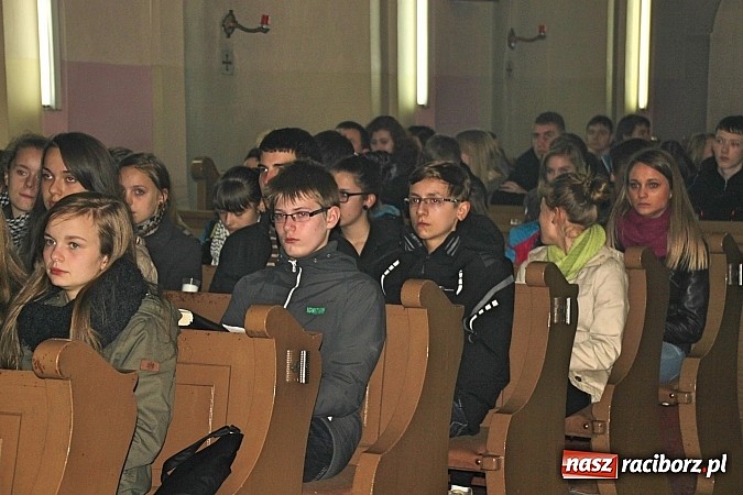 Zdjęcie w galerii na portalu naszraciborz.pl: Dekanalne spotkanie młodzieży z biskupem wiadomości z regionu