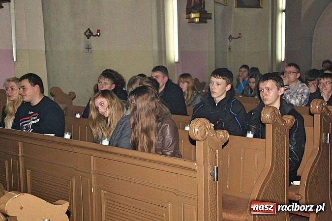 Zdjęcie w galerii na portalu naszraciborz.pl: Dekanalne spotkanie młodzieży z biskupem wiadomości z regionu