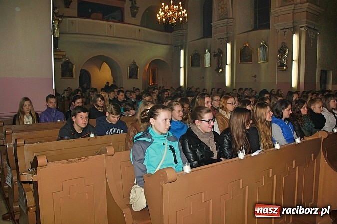 Zdjęcie w galerii na portalu naszraciborz.pl: Dekanalne spotkanie młodzieży z biskupem wiadomości z regionu