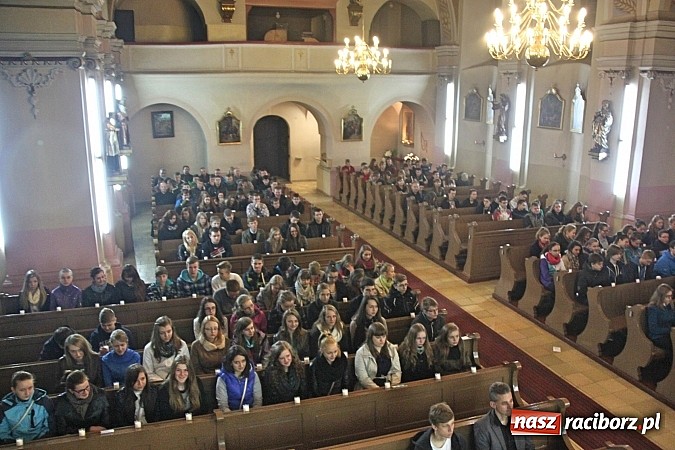 Zdjęcie w galerii na portalu naszraciborz.pl: Dekanalne spotkanie młodzieży z biskupem wiadomości z regionu
