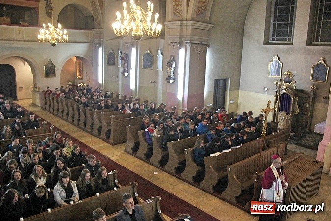 Zdjęcie w galerii na portalu naszraciborz.pl: Dekanalne spotkanie młodzieży z biskupem wiadomości z regionu