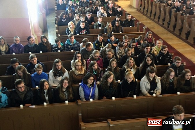 Zdjęcie w galerii na portalu naszraciborz.pl: Dekanalne spotkanie młodzieży z biskupem wiadomości z regionu
