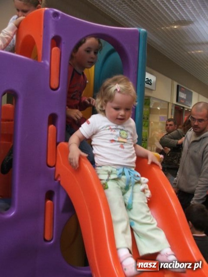 Zdjęcie w galerii na portalu naszraciborz.pl: Dzień Dziecka z Noddy’m w Auchanie wiadomości z regionu