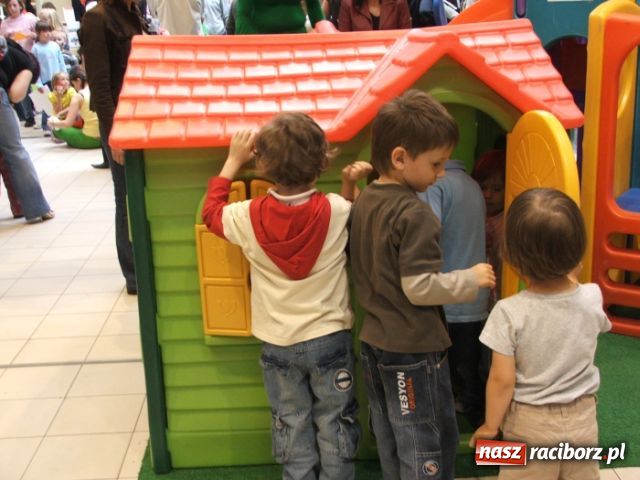 Zdjęcie w galerii na portalu naszraciborz.pl: Dzień Dziecka z Noddy’m w Auchanie wiadomości z regionu