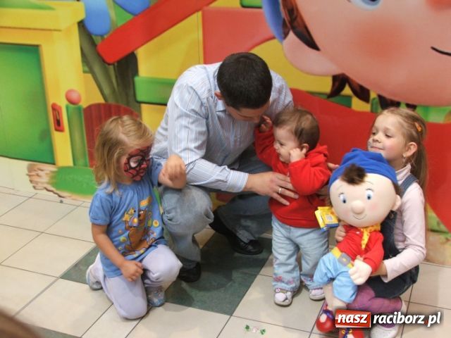 Zdjęcie w galerii na portalu naszraciborz.pl: Dzień Dziecka z Noddy’m w Auchanie wiadomości z regionu