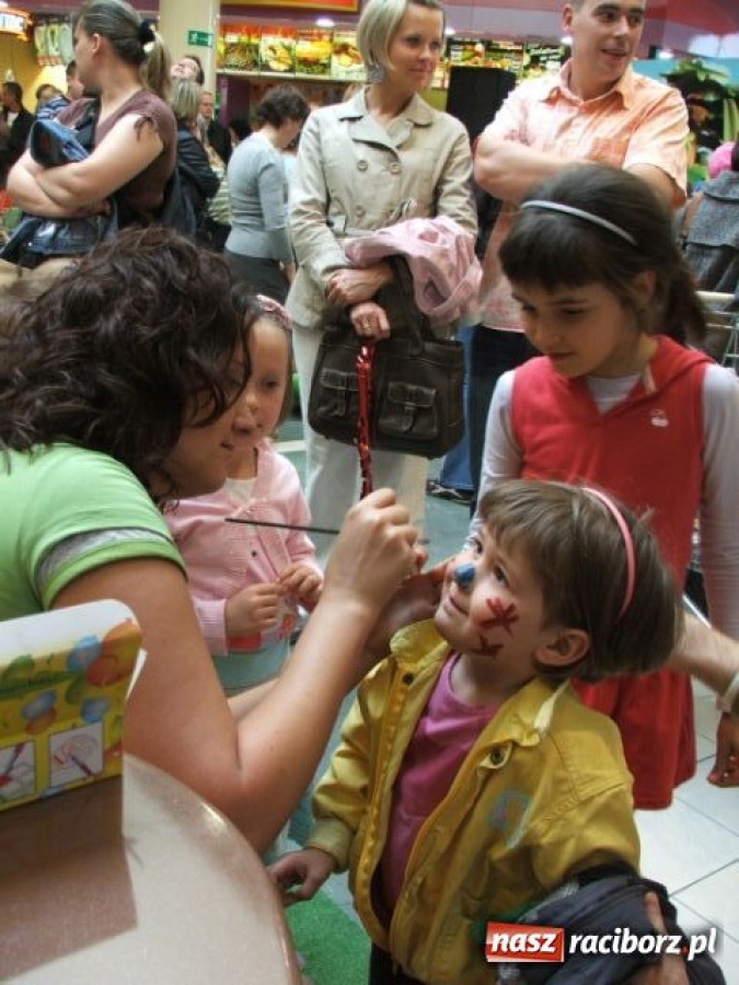 Zdjęcie w galerii na portalu naszraciborz.pl: Dzień Dziecka z Noddy’m w Auchanie wiadomości z regionu