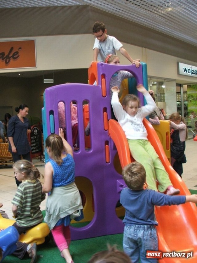Zdjęcie w galerii na portalu naszraciborz.pl: Dzień Dziecka z Noddy’m w Auchanie wiadomości z regionu