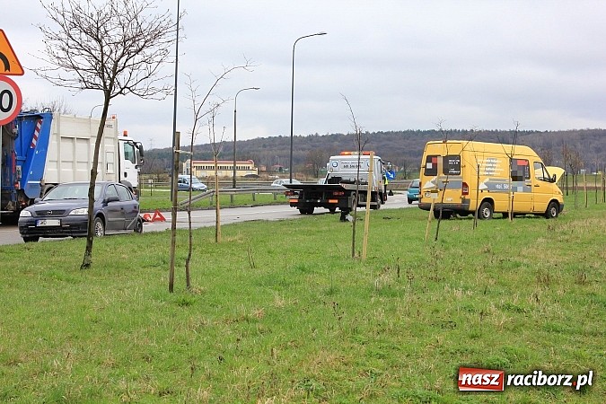 Zdjęcie w galerii na portalu naszraciborz.pl: Kolejne zderzenie na feralnym zakręcie wiadomości z regionu