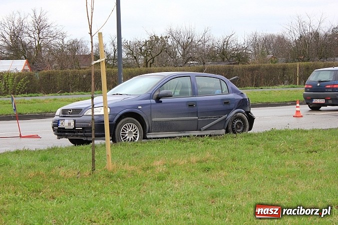 Zdjęcie w galerii na portalu naszraciborz.pl: Kolejne zderzenie na feralnym zakręcie wiadomości z regionu