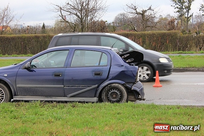 Zdjęcie w galerii na portalu naszraciborz.pl: Kolejne zderzenie na feralnym zakręcie wiadomości z regionu