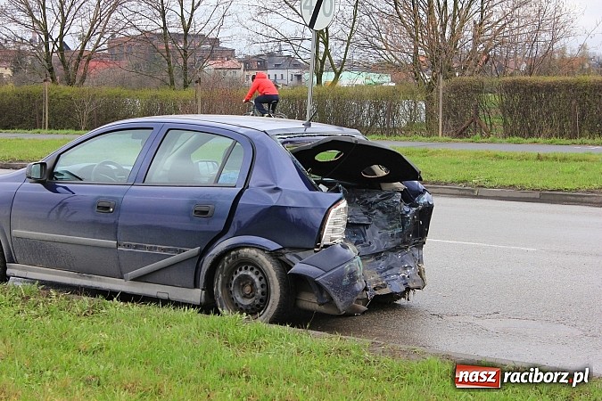 Zdjęcie w galerii na portalu naszraciborz.pl: Kolejne zderzenie na feralnym zakręcie wiadomości z regionu