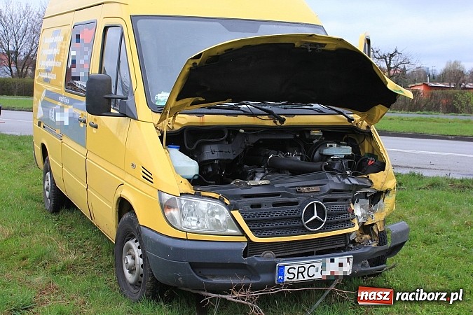 Zdjęcie w galerii na portalu naszraciborz.pl: Kolejne zderzenie na feralnym zakręcie wiadomości z regionu